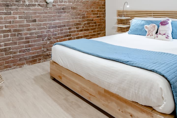 חדר שינה נהדר עם לבנים חשופות