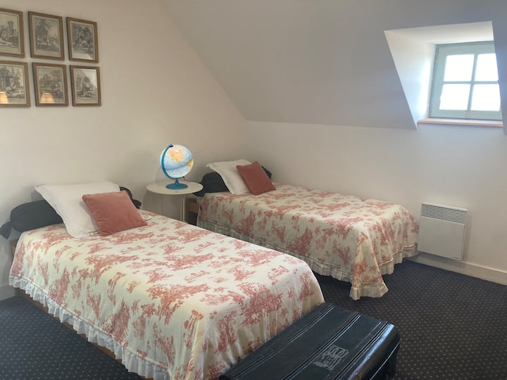 Chambre des Fables 2ème étage gauche (2 lits simple 90x190)
