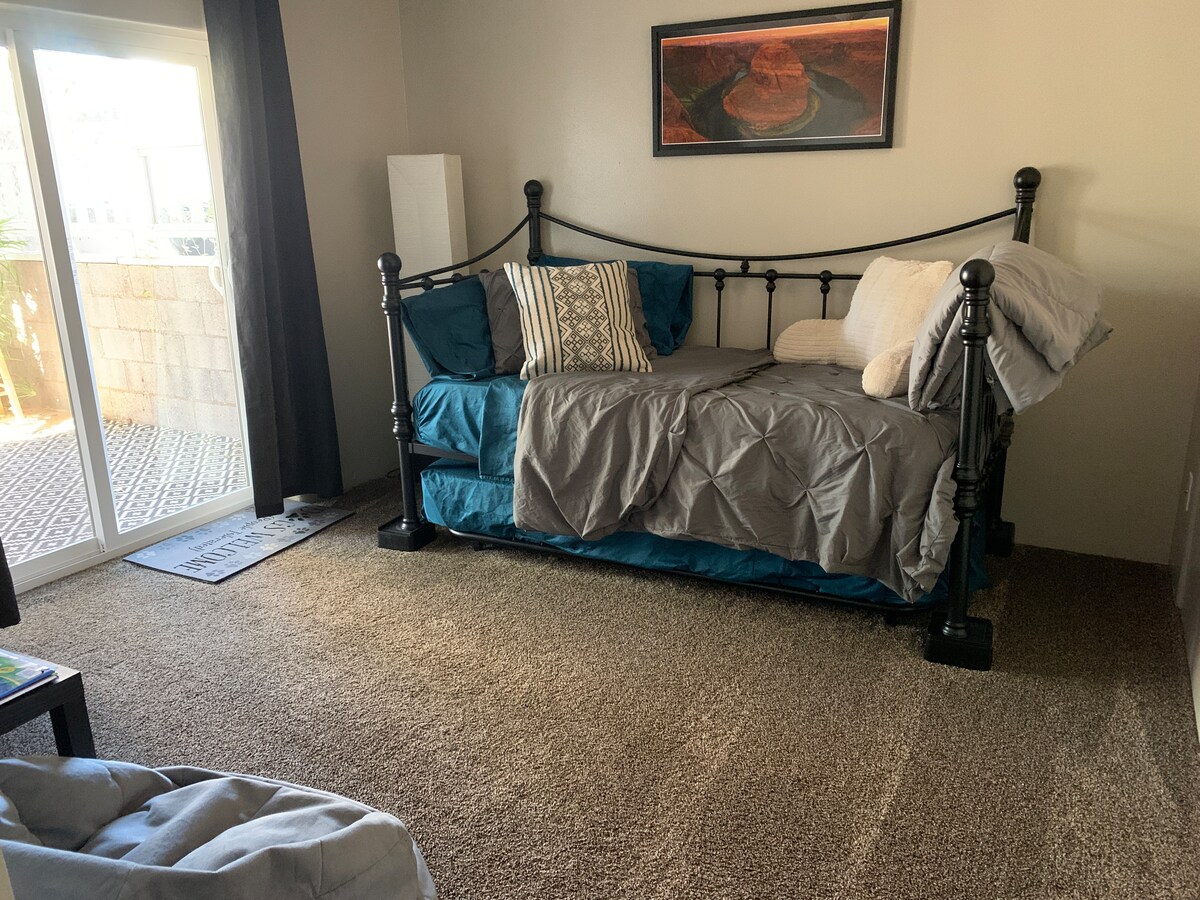 El sofá cama con cama nido puede alojar a dos personas más. Juegos, libros para colorear y pufs para los niños.