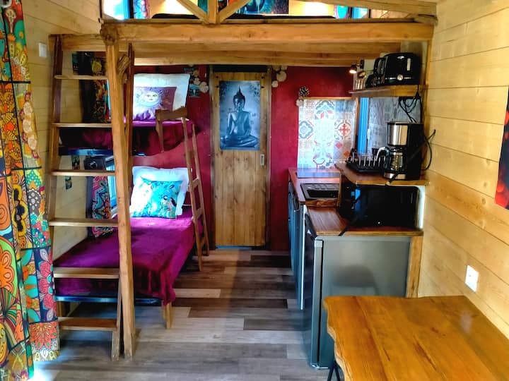 在后面，滑动门，可进入卫生间