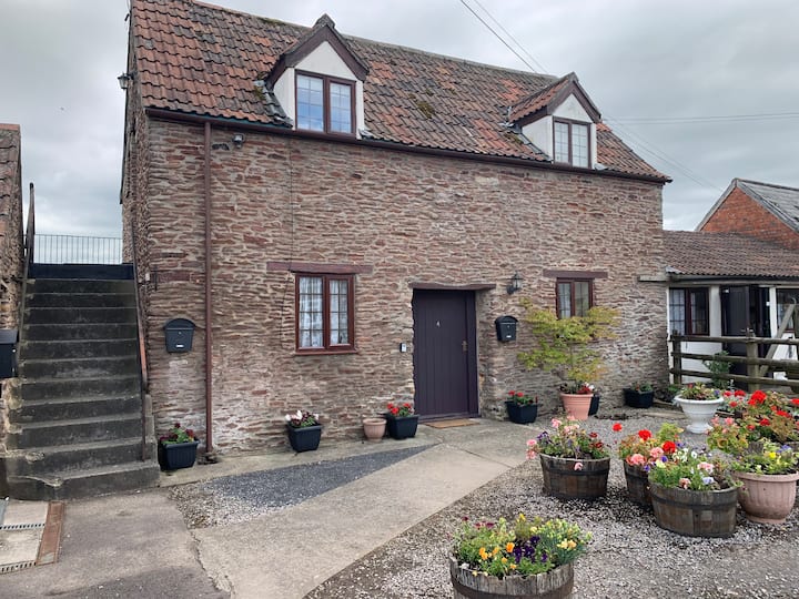 Ideal Rural Retreat Robin Apartments for Rent in South