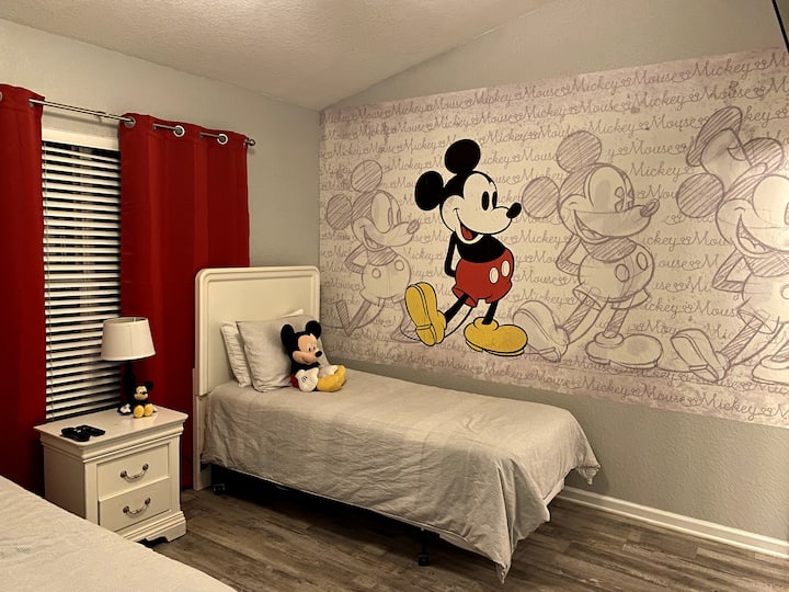 Chambre Mickey Mouse avec 2 lits