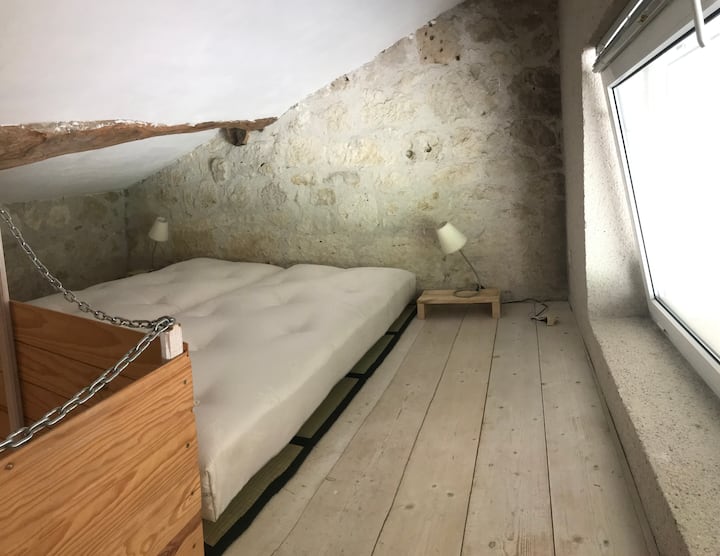 Di tingkat atas, tempat bertenggek. Silingnya rendah, tetapi tidurnya nyenyak. The perch is equipped with 2 FUTON mattress of 80x200 placed on a slatted bed base. Katil pemulihan palet.
Kanak-kanak menyukainya