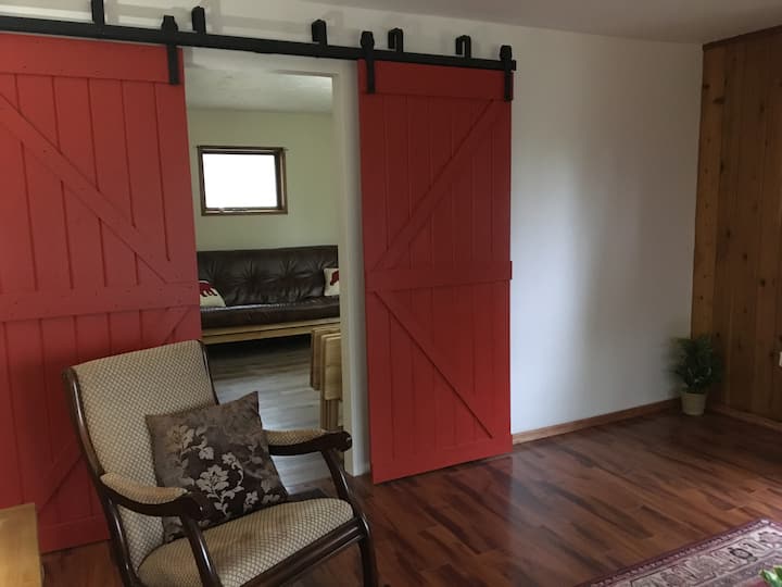 החלק של חדר המשחקים של הסלון או לא?  אתם בוחרים פוטון קווין נוח לאפשרות שינה נוספת.