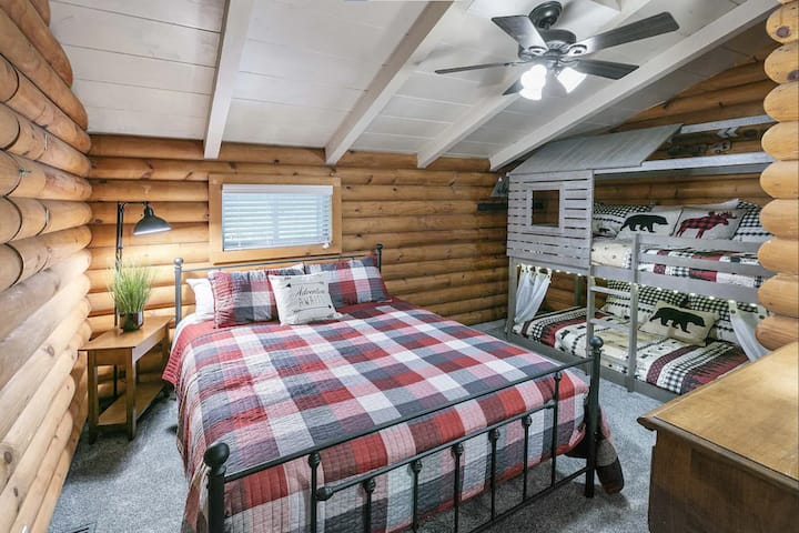 La suite familiale dispose d'un lit Queen Size et de lits jumeaux « de style fort » avec lumières de lucioles.
