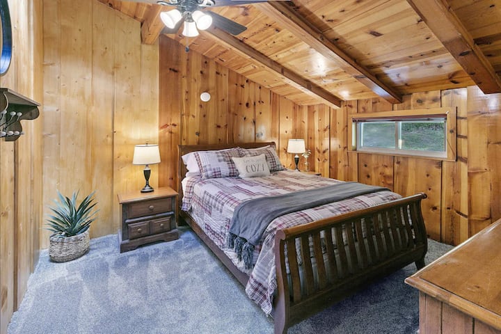 2e chambre principale avec lit Queen Size et télévision à l'arrière de la maison pour plus d'intimité