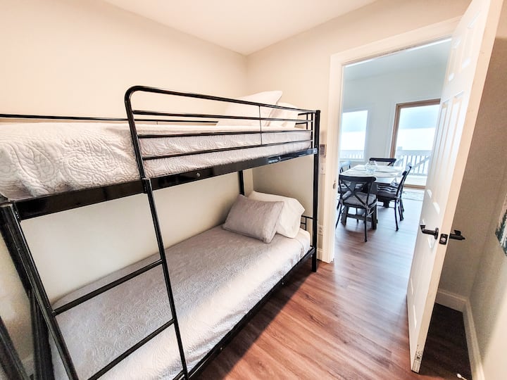 غرفة نوم بطابقين في الطابق الرئيسي