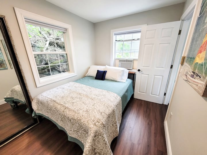 غرفة نوم بسرير كبير في الطابق الرئيسي