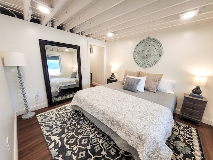 غرفة النوم الرئيسية في الطابق السفلي. خزانة بسرير كبير وخزانة ملابس