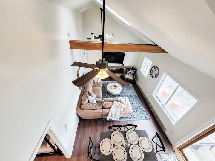 عرض من منطقة الشقة العلوية إلى منطقة المعيشة في المستوى الرئيسي