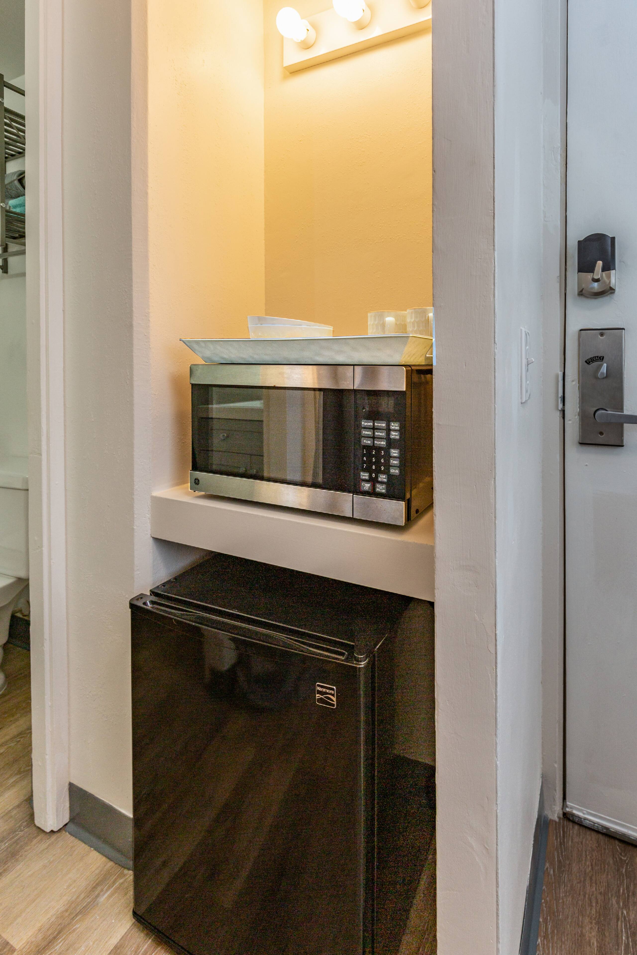 Condo in Honolulu · ★4.66 · Studio · 1 bed · 1 private bath - Image 3