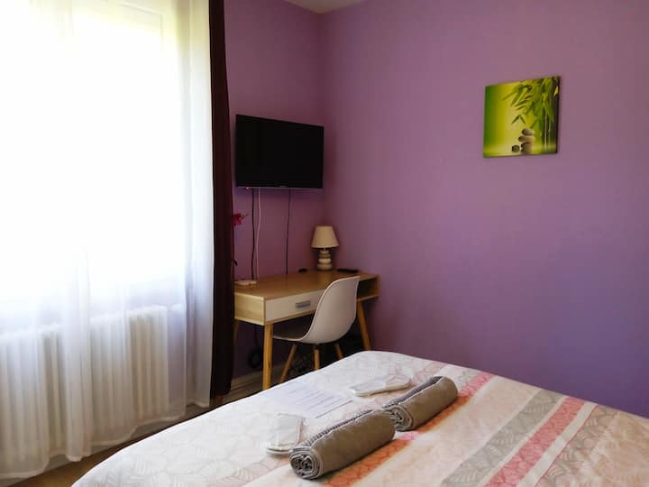 Bedroom 12 m2 with garden view.