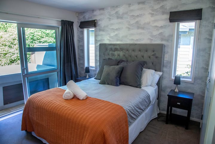 Დედოფლის ზემოთ საძინებელი აბაზანა-ტუალეტით და სმარტ-ტელევიზორით