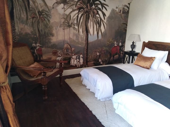 Pondicherry房间。
楼上。
阳台可欣赏花园和乡村景观。
双人床可分为2张单人床。