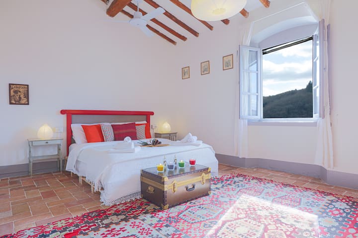 Спалня с двойно легло и матрак с памет, оборудван с всички удобства с изглед
Вниманието към околната среда ни накара да изберем за леглата за вили, направени върху реставрирани дървени палети. 
втори живот на материалите за страхотна почивка