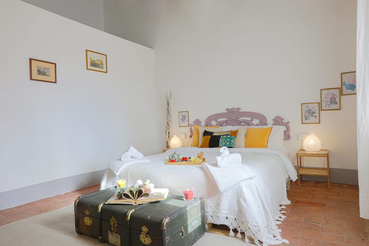 Двойна спалня с матрак от мемори пяна, оборудван с всички удобства с изглед 
Вниманието към околната среда ни накара да изберем вила леглата, направени на реновирани дървени пейки. Вторият живот на материалите за перфектна релаксация