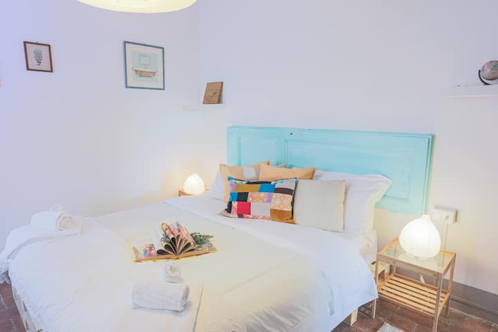 Двойна спалня с матрак от мемори пяна, оборудван с всички удобства с изглед 
Вниманието към околната среда ни накара да изберем вила леглата, направени на реновирани дървени пейки. Вторият живот на материалите за перфектна релаксация