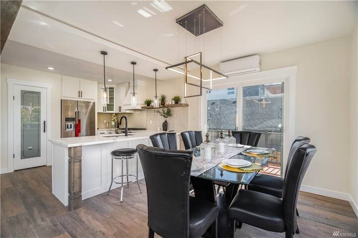 Beautiful updated Seattle house w/hot tub & Sauna gallery image 3