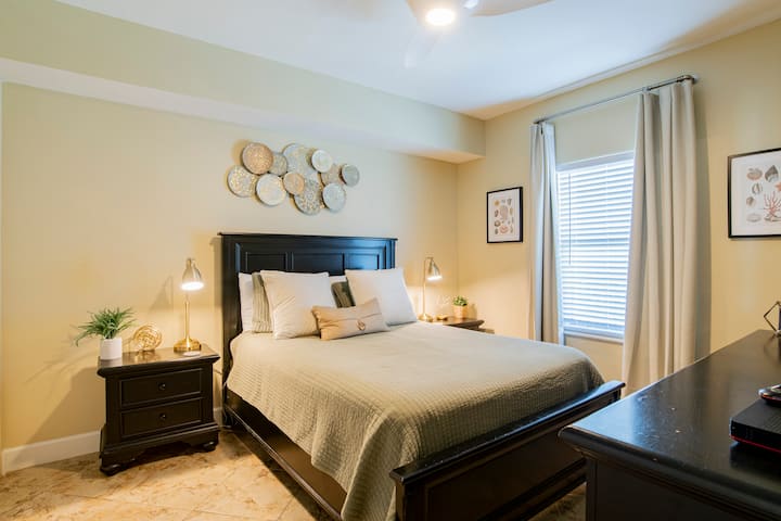 Добре обзаведена втора спалня със самостоятелна баня и смарт телевизор.