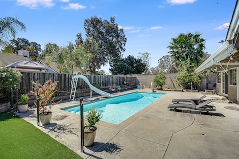 Single floor w Large Yard+Pool. Parking. Sleep 10+