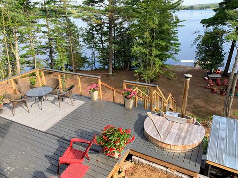 Oasis: 4-BR Peninsula Cottage with Hot Tub/Sauna