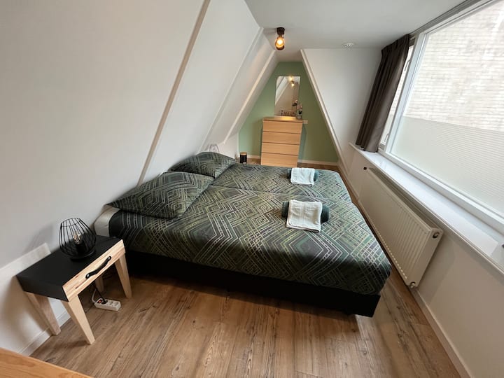 2 boxspring bedden welke zeer comfortabel zijn. Bedden kunnen uit elkaar geschoven worden.