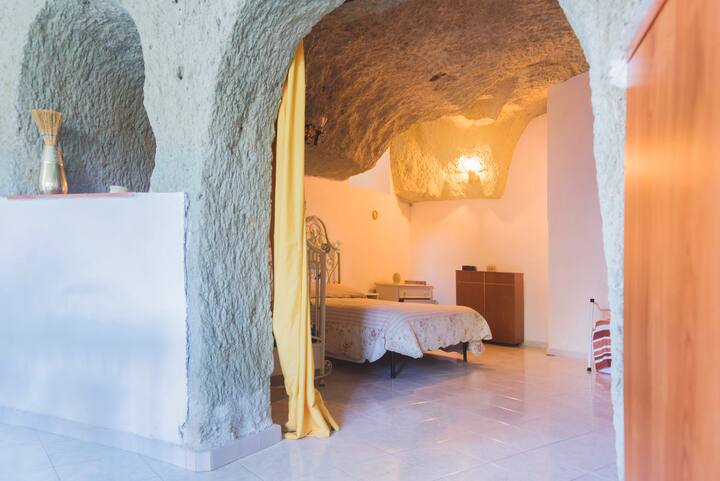 Chumba cha kulala kimechongwa kabisa kwenye jiwe la kijani la Ischitan. Shukrani za kimapenzi na za kupendeza kwa jiwe na baridi sana katika majira ya joto lakini ikiwa hiyo haitoshi, hali ya hewa itafanya wengine. 