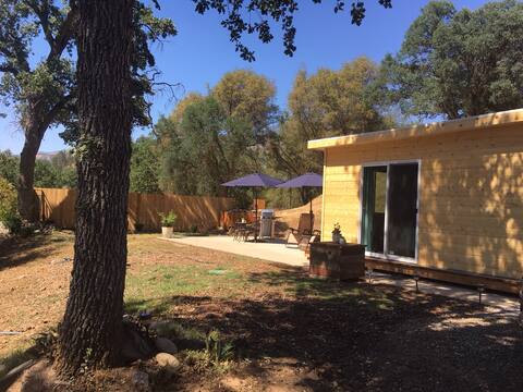 Tiny House for 2 near Kings Canyon NP. EV charge.