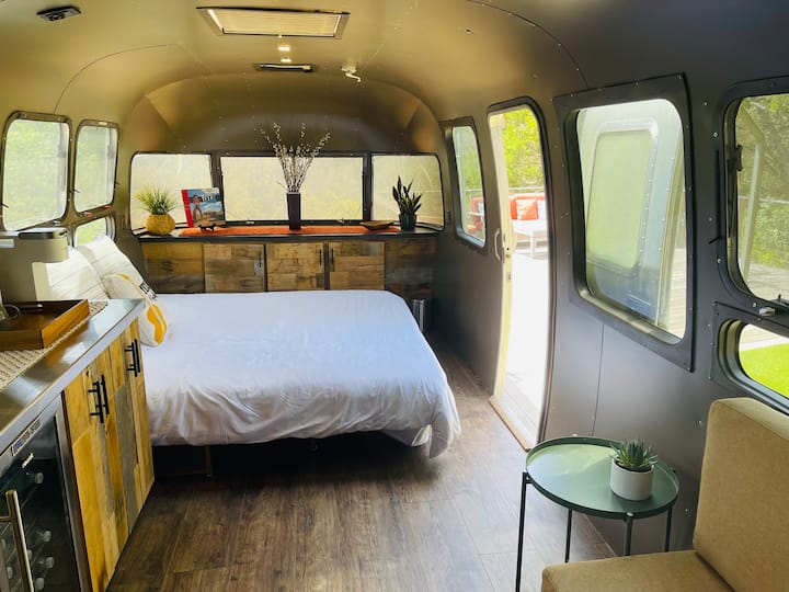 საძინებელი 14 — განახლებული Airstream‑ის ტრეილერი, რომელშიც არის 183×224 სმ ზომის საწოლი და სააბაზანო