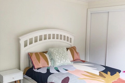 Spavaća soba 3 - Queen. Vrlo udoban madrac. Ova prostorija ima rolete i zavjese s dovoljno prostora u ormaru. 
