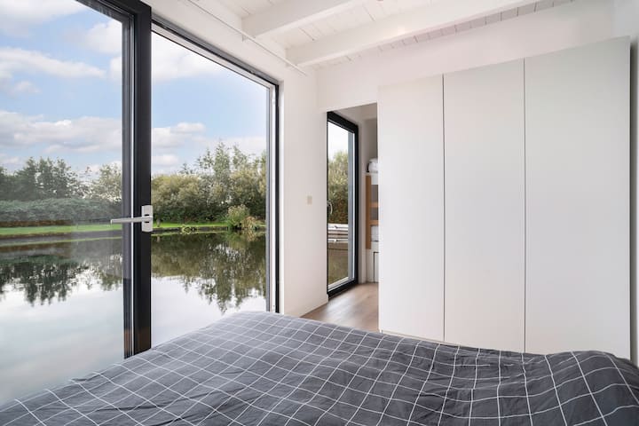 ห้องนอนทั้งหมด 3 ห้องพร้อมที่เก็บของและวิวทะเลสาบ