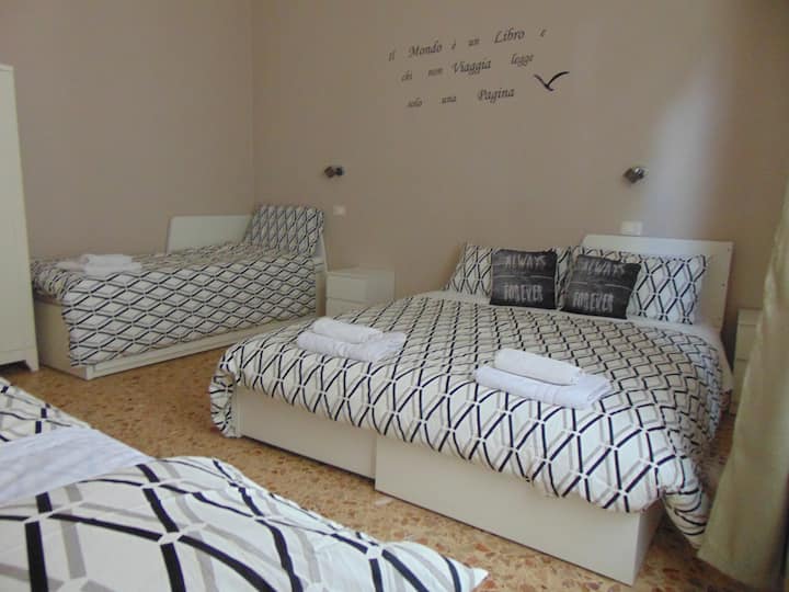 habitación familiar con cama matrimonial más 3 camas individuales.
Ideal para familias o grupos de amigos que buscan compartir un solo espacio común.
Baño en la habitación.
Panel de control y área de trabajo
Wifi 
TV 
Mosquitera Aire acondicionado