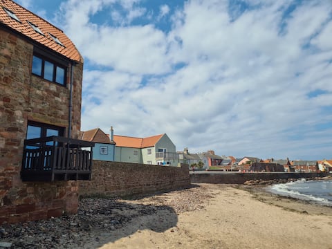 Surfsplash beachfront Holiday Cottage, Dunbar