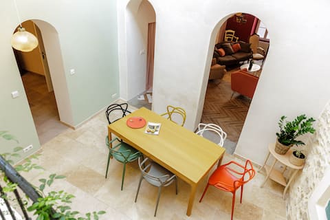 Top Airbnb: Beautiful 4 bedroom 165 m² house in the heart of the city in L'isle Sur La Sorgue