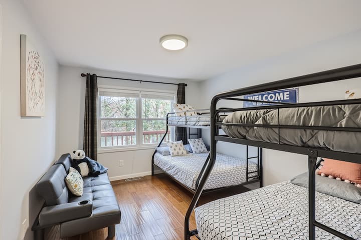 Chambre n °4 avec 2 lits superposés et un canapé-lit au niveau du sol