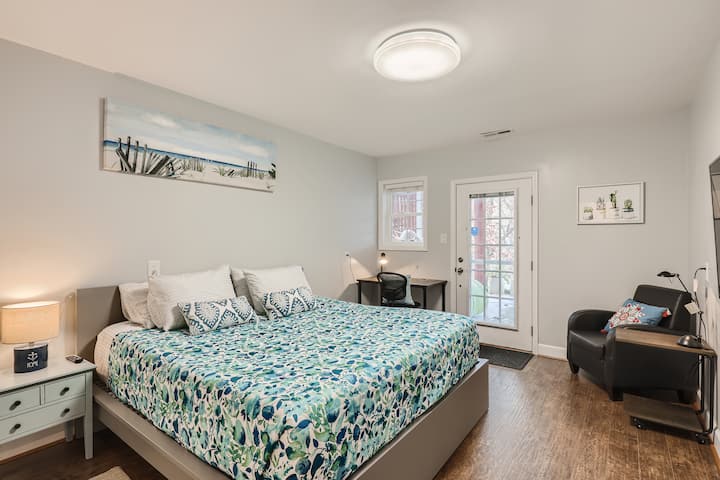 Chambre n° 2 (suite parentale avec lit King Size) avec 2 bureaux et une salle de bain privée au niveau inférieur