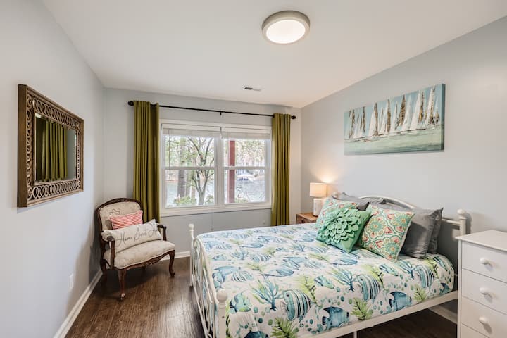 Chambre n °3 avec un lit queen et une chaise - niveau inférieur