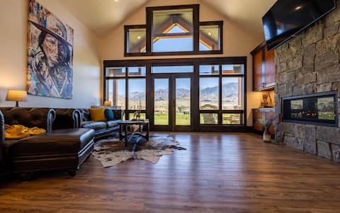 Luxury Mountain Modern Cabin Near Yellowstone
