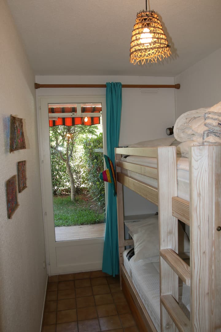 غرفة نوم مجهزة بسرير بطابقين + سرير إضافي تحته إذا لزم الأمر 