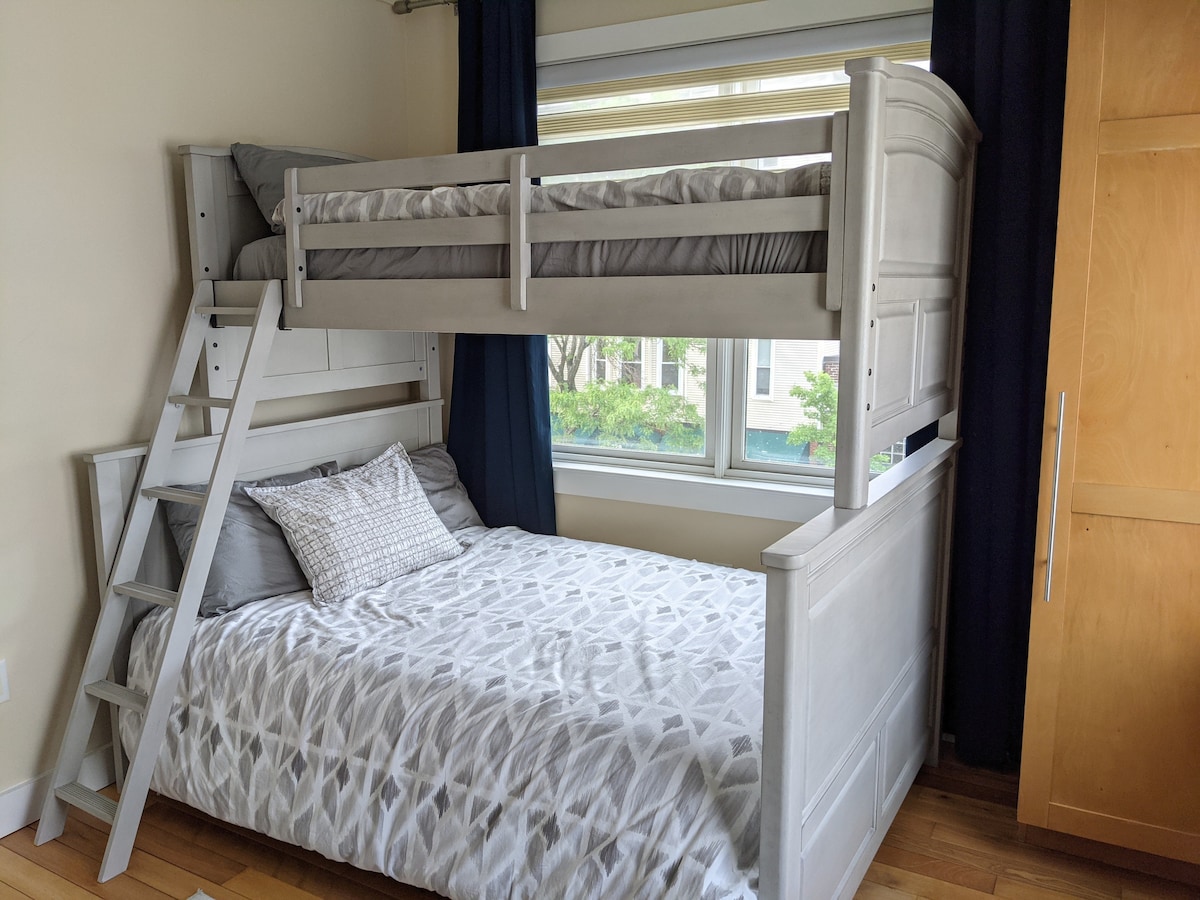 חדר שינה שני עם מיטת קומתיים (עם שתי מיטות יחיד בגודל מלא)