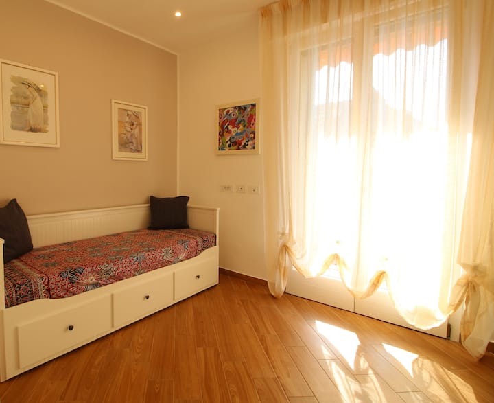 ..el dormitorio con una cama MATRIMONIAL en 2 camas..