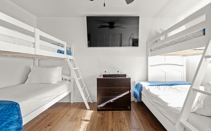 ¡Reserva ahora con suficiente espacio para dormir con toda la familia!

→ 4 gemelos, juegos de arcade, canales de streaming, televisión inteligente de 55 pulgadas, juegos de cartas, juegos de mesa