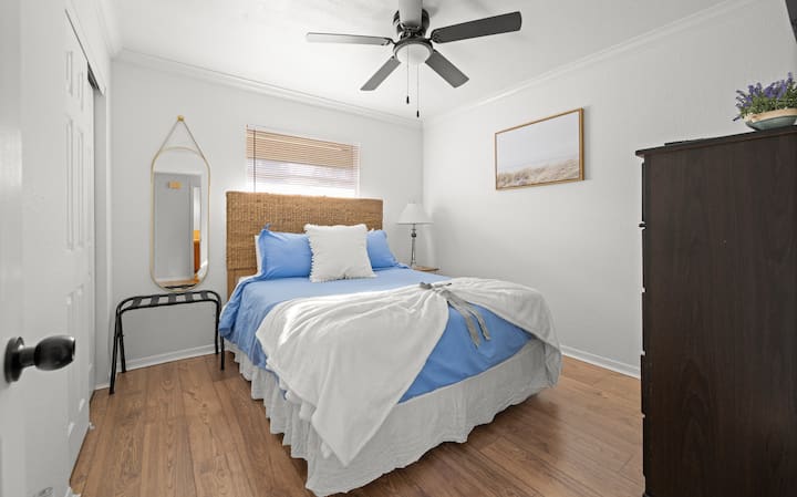 ¿Listo para relajarte? ¡

→El dormitorio queen tiene una mesita de noche, una cómoda y mucho espacio de almacenamiento! ¡Ropa de cama proporcionada! ¡

→Espejo, ventilador de techo, aire central y náutico!

→¡Nuevos pisos y pintura!