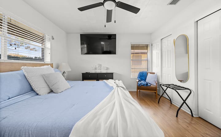 Retirada en comodidad

→ Las habitaciones tienen espejos de cuerpo entero, sábanas adicionales, edredones, portaequipajes, mesitas de noche, lámparas, ventiladores de techo.

Televisores de→ 55", servicios de streaming, aire acondicionado central.