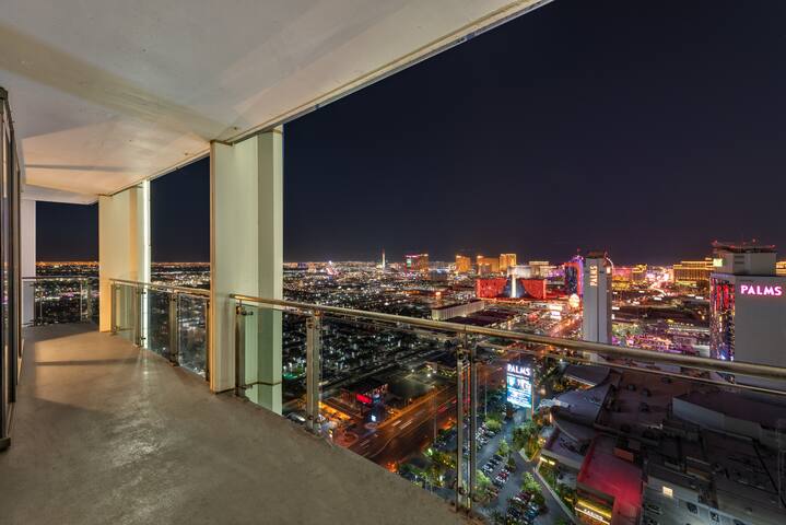 2 Bedrooms-Strip View-PoolTable-3 King Beds-Arcade gallery image 2