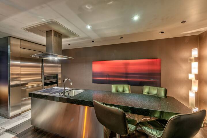 2 Bedrooms-Strip View-PoolTable-3 King Beds-Arcade gallery image 4