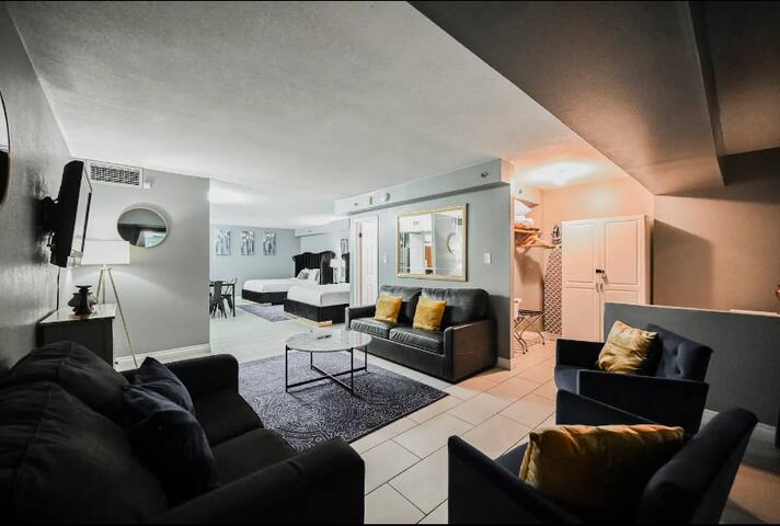 3BD PH On the Strip, Panoramic VIEWS, Sleeps 16 gallery image 2