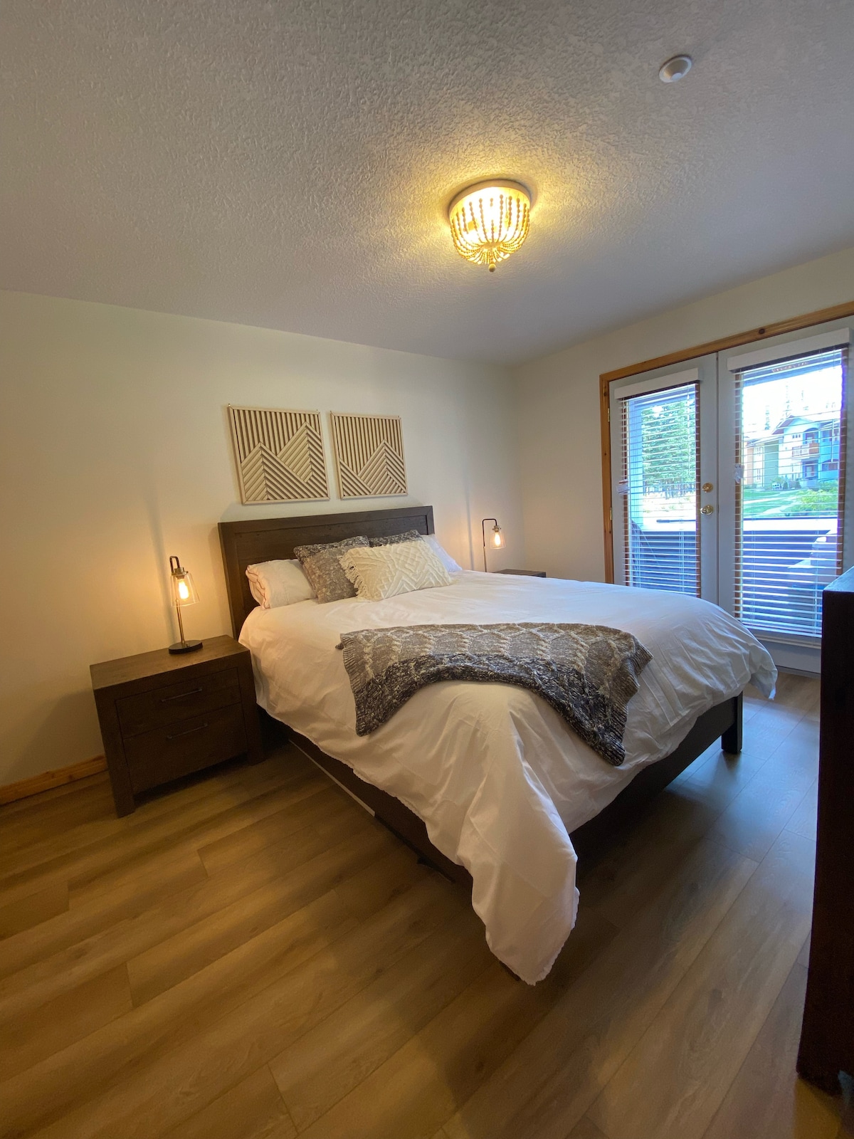 חדר שינה ראשי - דלתות פטיו אל הדק עם ג'קוזי.