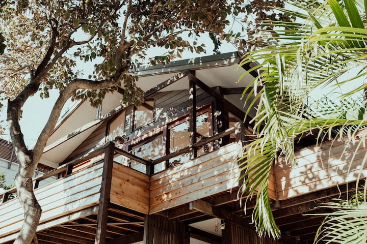 Old 55 Beach House & Studio – Wategos, Luxe, Views