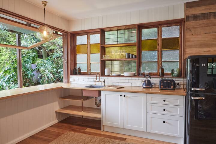 Old 55 Beach House & Studio – Wategos, Luxe, Views gallery image 2